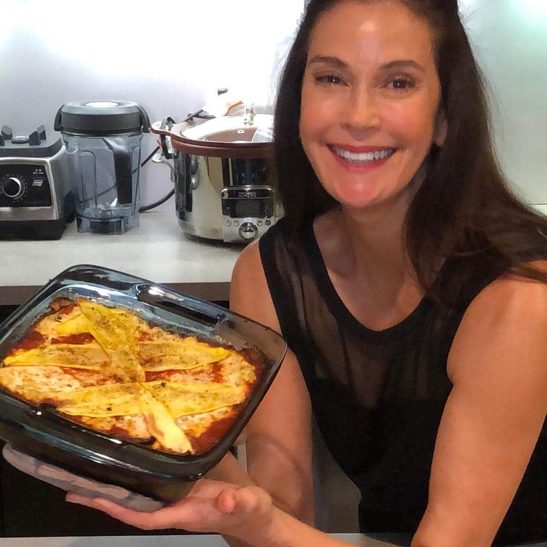 テリー・ハッチャーさんのインスタグラム写真 - (テリー・ハッチャーInstagram)「You asked for lasagna I give you lasagna!  Check out my latest YouTube video (link in bio) Hope you enjoy this gluten free vegan version. And have a great weekend everyone!」5月5日 2時04分 - officialterihatcher