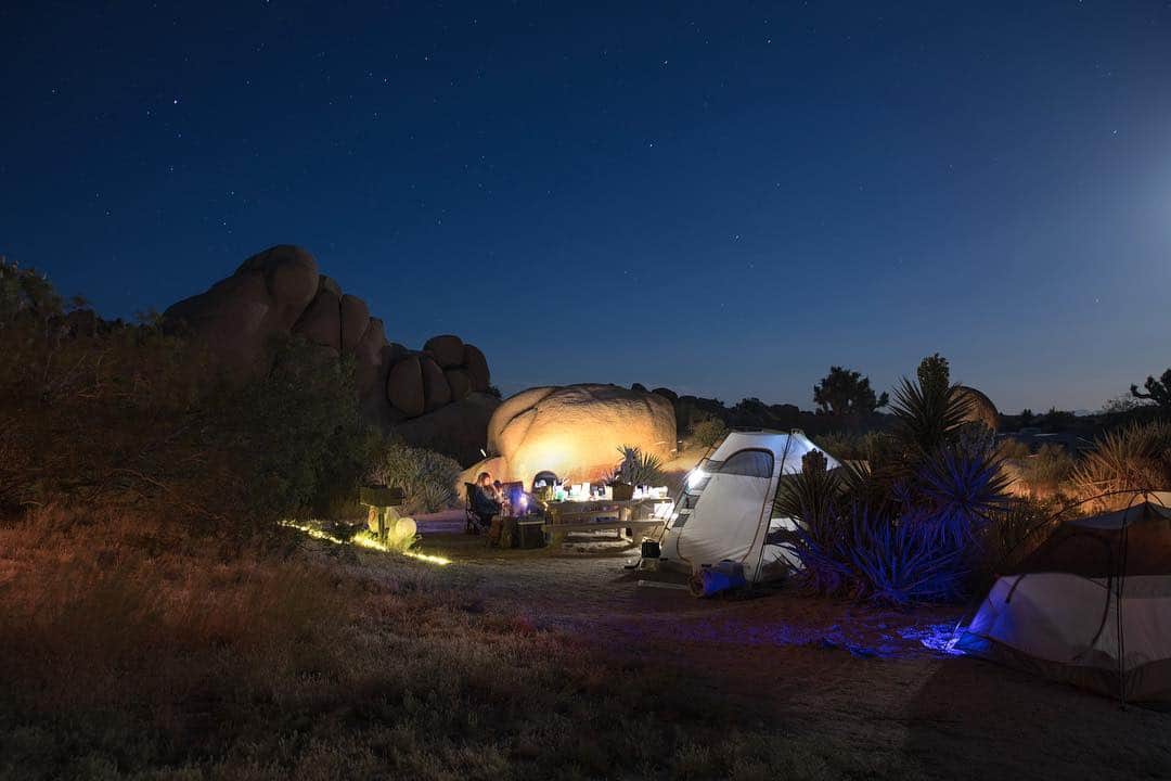 ローレン·ランドルフのインスタグラム：「The moon didn’t rise until after 10pm, which after romping around in the hot desert all day feels insanely late. I had big ideas of hiking out somewhere a bit more remote, barely needing a flashlight because the moon was so bright, but instead I crossed to the other side of our campsite and shot this before crawling in to my tent. Maybe my full moon project this year will just be a series of campsites I slept in under the bright night sky. 🌝」
