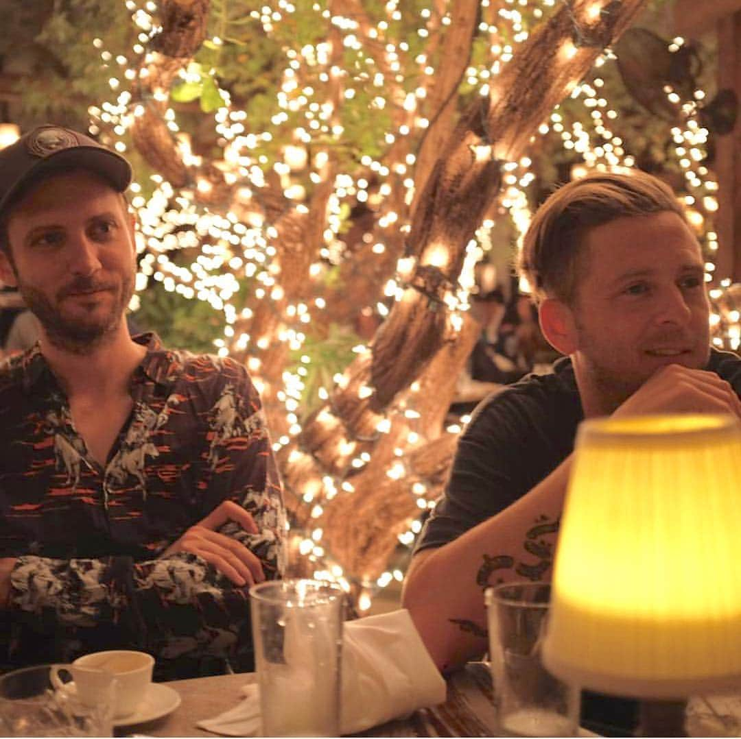 ライアン・テダーさんのインスタグラム写真 - (ライアン・テダーInstagram)「Band dinner in Miami under the most romantic tree of all time 🤘🏼photo @brodyharper」5月5日 2時19分 - ryantedder