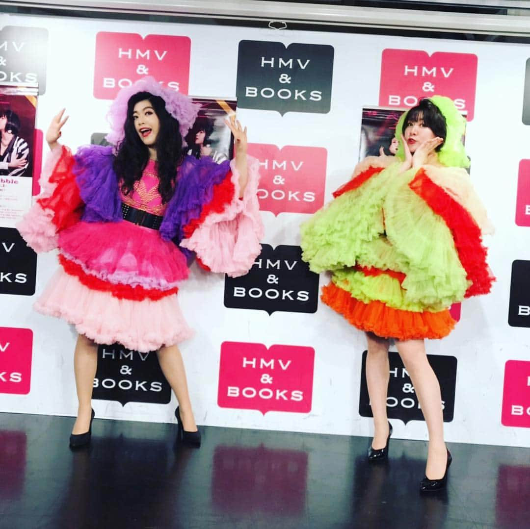 ちゃんまいさんのインスタグラム写真 - (ちゃんまいInstagram)「・ ・ HMV&BOOKS SHIBUYAにてお視姦してくれた性徒諸クンのみんなへ…♡ ・ ちゃんまいが接吻からのオリジナルラブをあげちゃうよぉ♡♡♡ ・ CoCoだけの話、学生時代にはずーっと渋谷に通っていたので、事実上は渋谷系なちゃんまい。↑みたいな発言も自然とでちゃくワケよ！もはや、ヤーシブはちゃんまいの性地といっても過言ではないわけ！ ・ この日も沢山の性徒諸クンに見守られながら店内で淫グリ悶グリしちゃったね♡ ・ #ベッドイン #japanese #sexy #idol」5月5日 2時30分 - dakko_shite_cho3