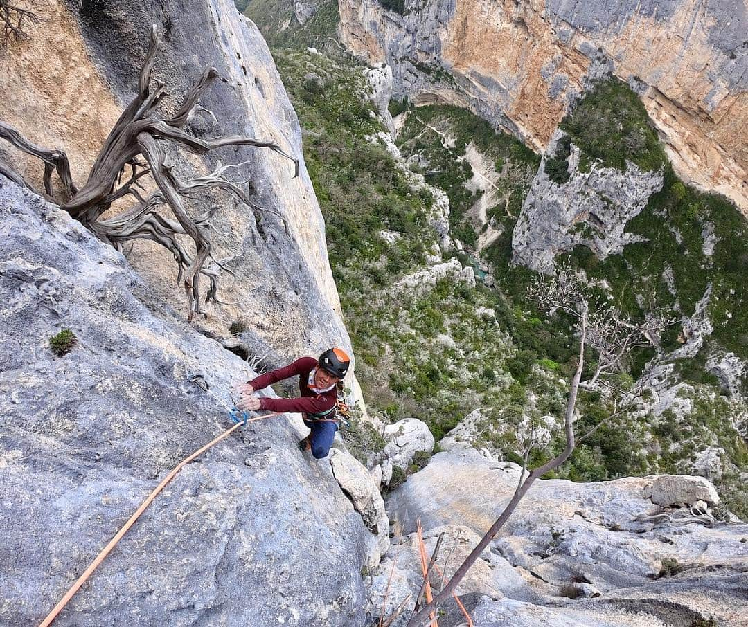 ニナ・カプレツさんのインスタグラム写真 - (ニナ・カプレツInstagram)「More of this please. #gorgesduverdon #helmetup #multipitch #lovelife  @petzl_official @arcteryx @scarpaspa」5月5日 2時31分 - ninacaprez