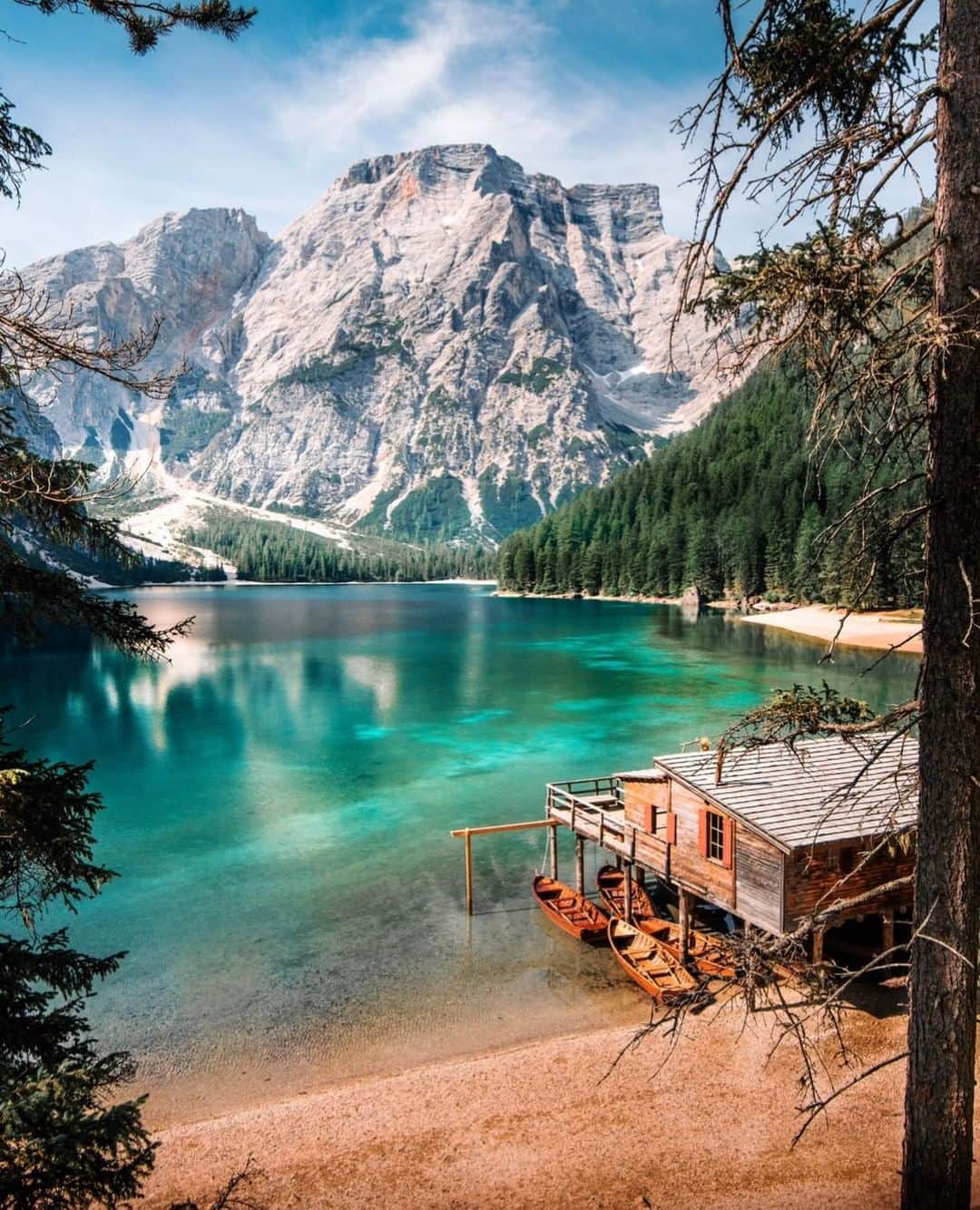 Discoveryさんのインスタグラム写真 - (DiscoveryInstagram)「“This intensely colored glacial lake is one of the largest, deepest, and most picturesque of the Dolomites. It also draws in a ton of people every day. As with most popular locations, the trick is to get there early. At seven in the morning, there were only a handful of people; by nine, the beaches were crammed like a New York City subway.” 📸 + caption by Michael Block (@mblockk) . . . . #adventure #travel #nature #photography #photooftheday #explore #naturephotography #nature #potd #LagoDiBraies #DolomiteMountains #Italy #lake #camping #roadtrip」5月5日 2時55分 - discovery