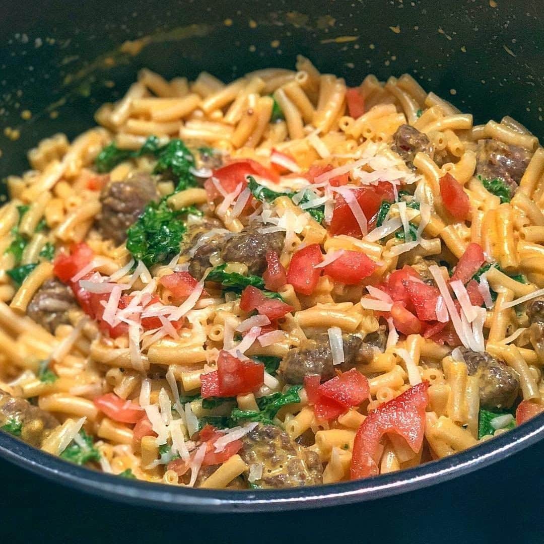 ジョンソンヴィルのインスタグラム：「We've got #insta fan @easyandhomemade to thank for this Creamy Mac & Cheese with Italian Sausage, Kale, Tomatoes & Mozzarella dish. . "Nothing better than to come home to a bowl of hot cheesy pasta after a long day." @easyandhomemade . Honestly, we couldn't have said it better. Making that #MacandCheese #BetterWithSausage Check out our bio to find #Johnsonville #Italian #Sausage near you!」