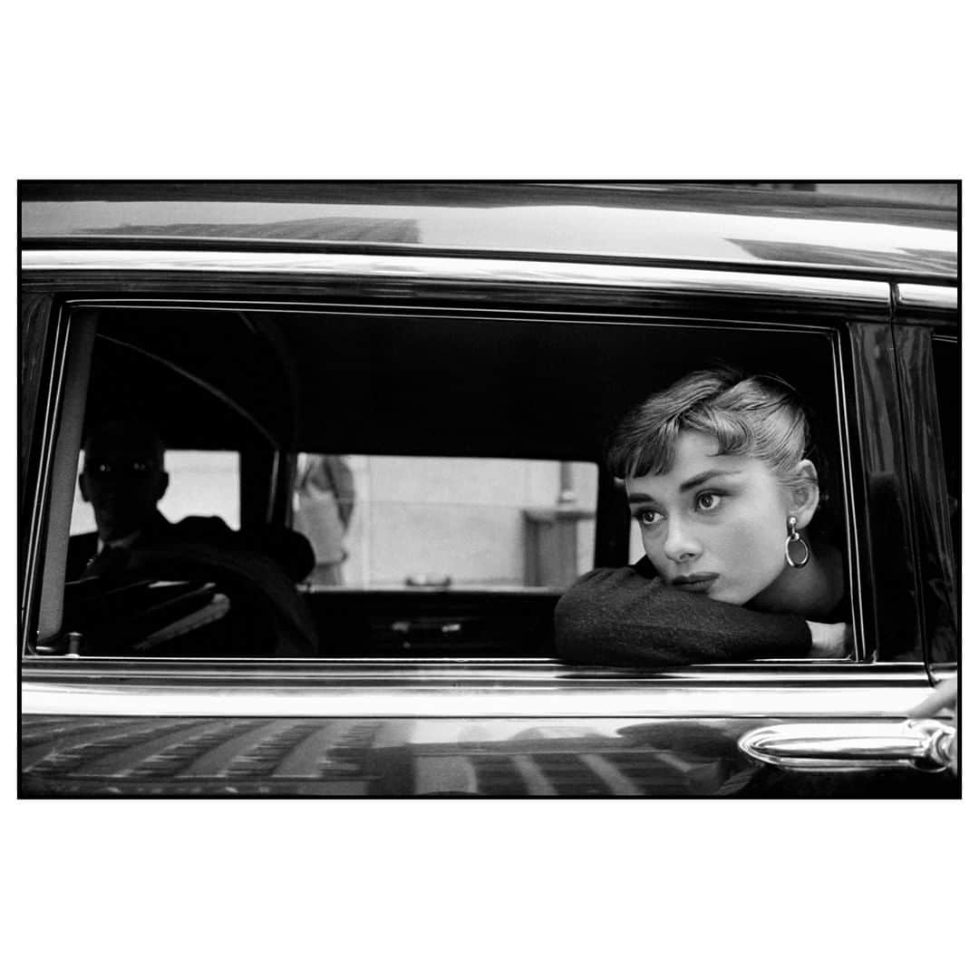 Magnum Photosさんのインスタグラム写真 - (Magnum PhotosInstagram)「Born 90 years ago today, Audrey Hepburn was many a photographer’s favorite subject, her pixie-like features and playful nature – on top of her celebrity – ensuring she was photographed extensively throughout her life. . To mark her birthday, we explore how Magnum photographers captured the many facets of the actress. Link in bio. . PHOTO: Audrey Hepburn during the filming of “Sabrina”, directed by Billy Wilder. New York, New York, USA. 1954. . © #DennisStock/#MagnumPhotos . #AudreyHepburn #NewYorkCity」5月5日 3時00分 - magnumphotos