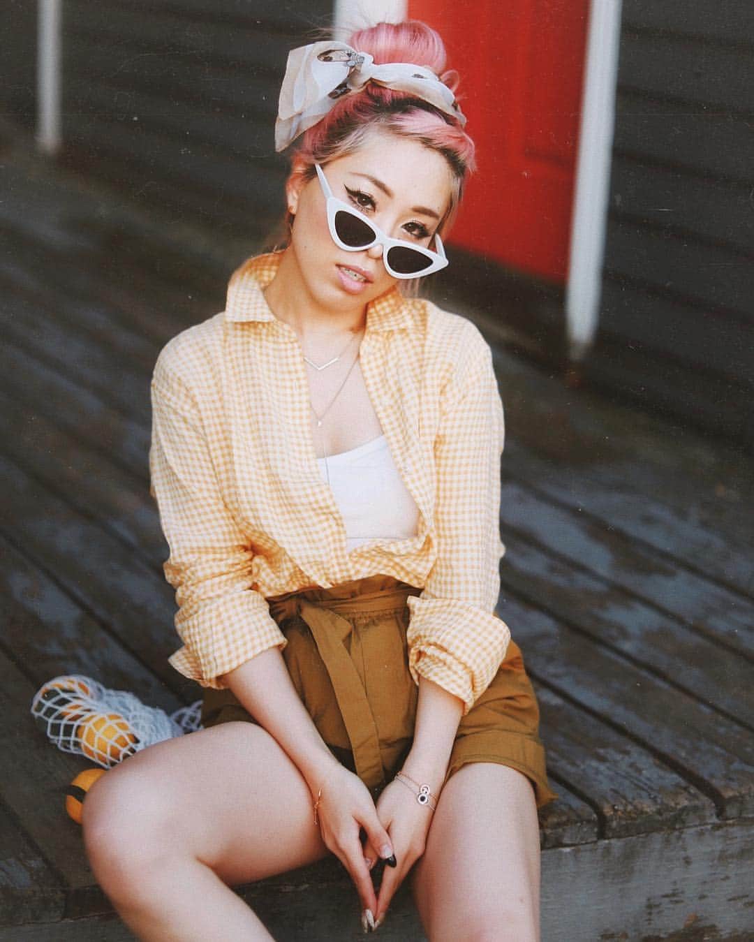 AikA♡ • 愛香 | JP Blogger • ブロガーのインスタグラム：「When life gives you lemons, I make chocolate cake and leave bitches wondering how I did it 🍋 You? Fill in the blank: When life gives you lemons 🍋, _______________. ..... ▸ 📷: @jason_nak_photo  #whenlifegivesyoulemons #casualstyle #uniqlolifewear #gingham #petitefashion #aikaslovecloset #seattle」