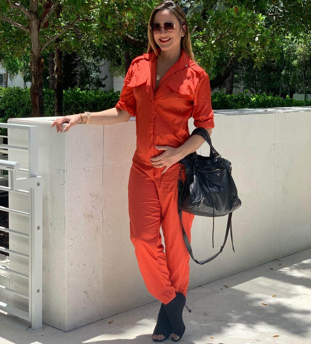 Claudia Leitteのインスタグラム：「🤰🏼#moneyheist #LaCasaDePapel #superpregnant 😂🤣 Alô, #COMLURB!!!! 😘😘😘」
