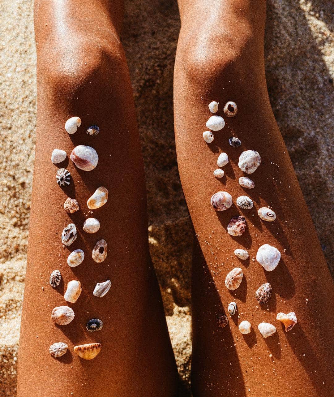 ジュリー・サリニャーナさんのインスタグラム写真 - (ジュリー・サリニャーナInstagram)「Beach hobby. 🐚🐚🐚 What’s yours? #seashells」5月5日 3時21分 - sincerelyjules