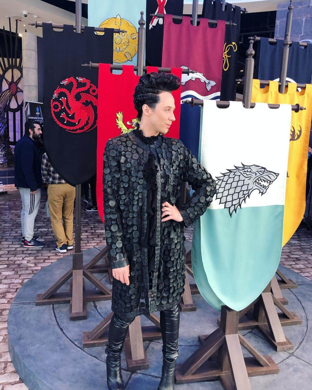 ジョニー・ウィアーさんのインスタグラム写真 - (ジョニー・ウィアーInstagram)「Khaleesi Johnny! I’m here at #ATTChicagoFlagship on Michigan Ave hosting an amazing Game of Thrones Fan-Art Fashion Show. Join me and @att from NOW-4PM and watch the unveiling of some seriously beautiful looks by five incredible designers. See you soon!| HAIR @mariolazysk JACKET @jacquesferber | #attcollab #att #ad」5月5日 3時16分 - johnnygweir