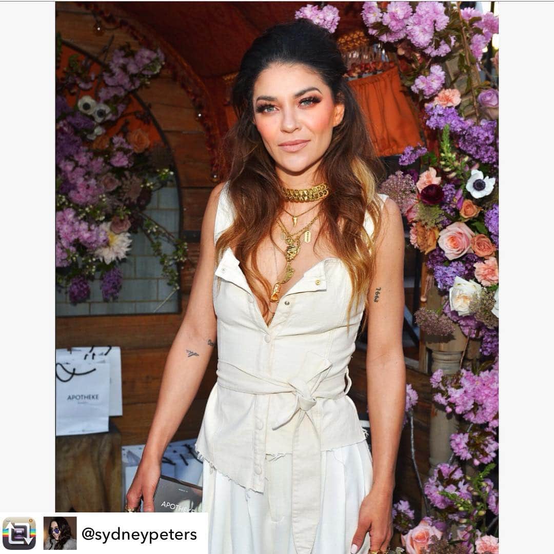 ジェシカ・ゾアのインスタグラム：「Sydeny 💕 Repost from @sydneypeters using @RepostRegramApp - This girl is such an inspiration to me...not only is she one of the hardest workers, she’s insanely kind and beautiful in every way. Congrats on your new candle 🌸 can’t wait to see how much joy this scent brings to everyone who lights it 🔥  Hair/makeup: @sydneypeters」
