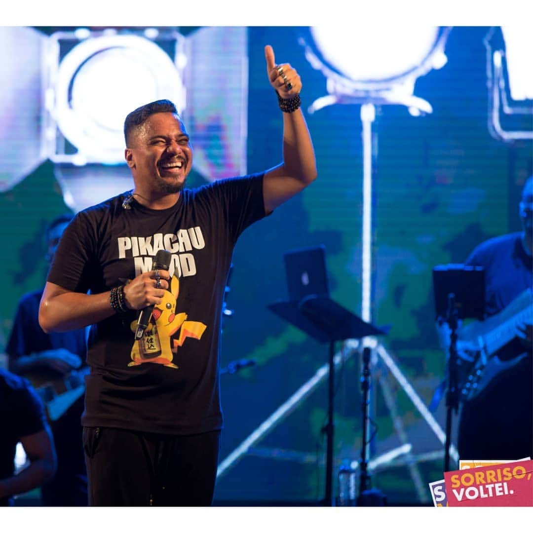 のインスタグラム：「Ontem foi o último show da turnê #SorrisoVoltei e fechamos com chave de ouro junto com a galera de Miracema! 😀 Obrigado a todos vocês que curtiram com a gente essa turnê tão especial que marcou o retorno do @bcbrunocardoso aos palcos. Obrigado por tanto carinho e energia boa que recebemos em cada canto desse país. Vocês são a engrenagem que nos move! ❤️ E vamos que logo mais começa um novo capítulo da nossa história! 😀 👊🏼😍 @bcbrunocardoso @eusergiojr @crisjog @vinisorriso @frd.silva 📷 @ovitorbranco」