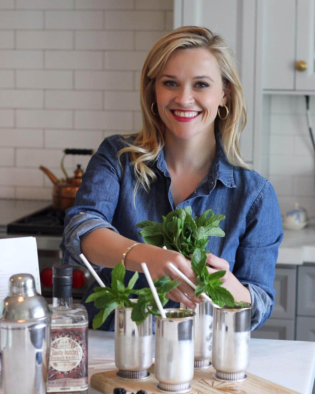 リース・ウィザースプーンさんのインスタグラム写真 - (リース・ウィザースプーンInstagram)「Happy #DerbyDay, y’all! Celebrating with fresh Mint Juleps (a Kentucky classic) and recipes from #WhiskeyinaTeacup today 🐎🌱」5月5日 3時20分 - reesewitherspoon