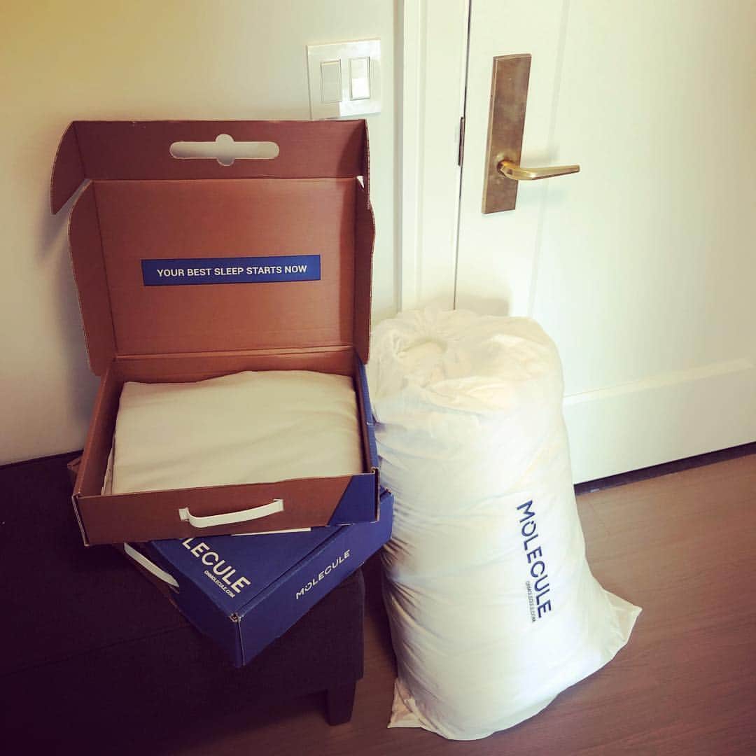 コール・ハメルズのインスタグラム：「Great delivery this morning!! Can’t wait to try these sheets and this comforter out on this home stand! With all these road trips and the different hotel beds we have to be in; there is nothing better then getting into your very own that is dialed in to your liking! Let the sleep and recovery begin! @moleculesleep」