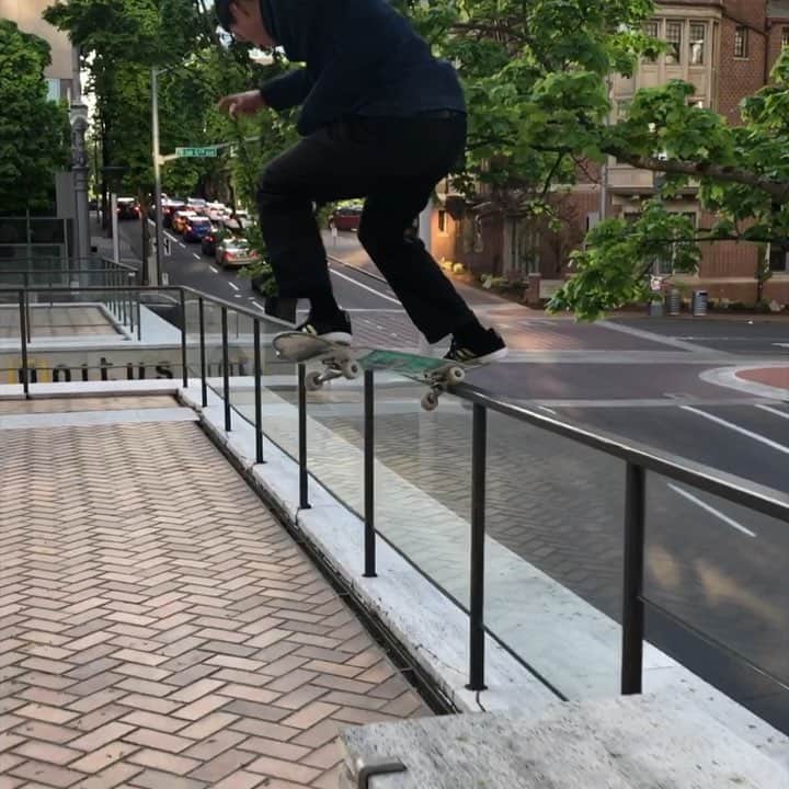 スラッシャーのインスタグラム：「Take Magic 5 thru downtown to get to Lincoln @marksuciu @silasbaxterneal 📽: @luielliott」