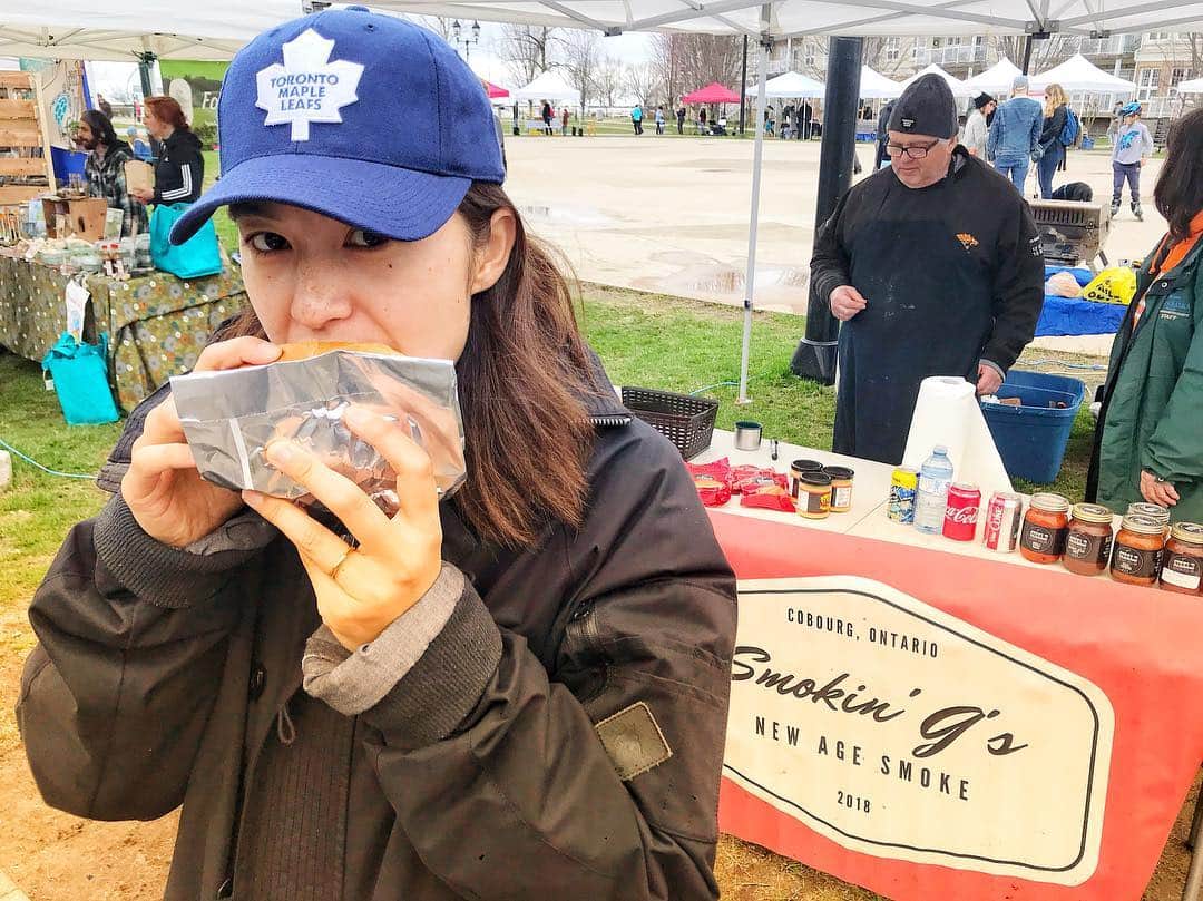 のインスタグラム：「Newera Newme?lol Always eating.🍔 First time experience Canadian bacon sandwich👅🐷🥪 Good Gooood Goooooood!!!👍 #neweranewme #canadianbacon #saturday #firmersmarket #walking #☕️」