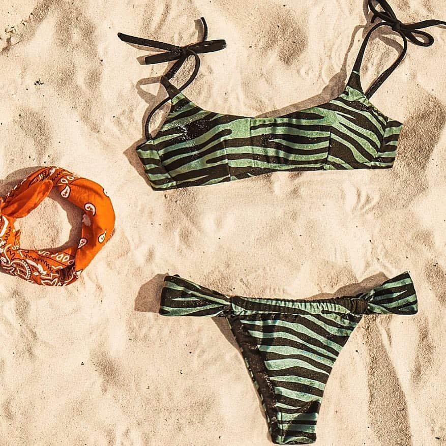 CALZEDONIAさんのインスタグラム写真 - (CALZEDONIAInstagram)「Sunbath in 3,2.. 1! [Bikini 1607]  #calzedonia #italianBeachwear #bikini #animalPattern」5月5日 3時25分 - calzedonia