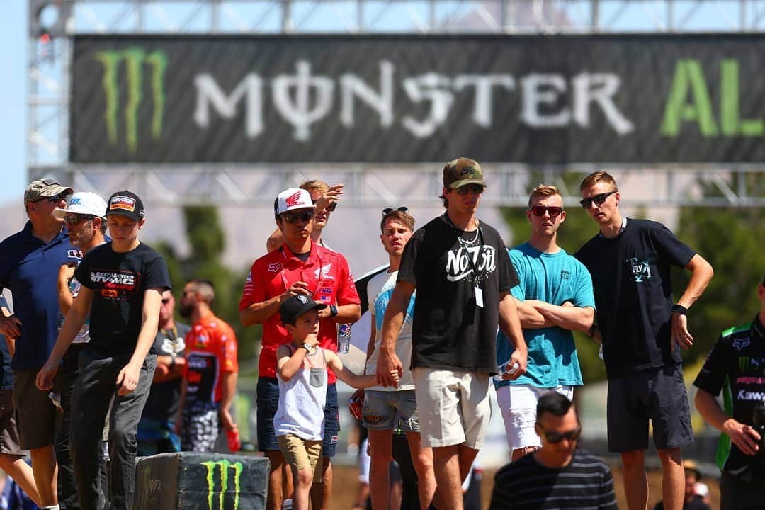 Racer X Onlineさんのインスタグラム写真 - (Racer X OnlineInstagram)「With track walk and rider's meeting finished up here in Vegas, bikes will hit the track in about an hour for the final round of @supercrosslive.  #DropTheGate  #SupercrossLIVE  #Supercross 📸@kardyphoto」5月5日 3時25分 - racerxonline