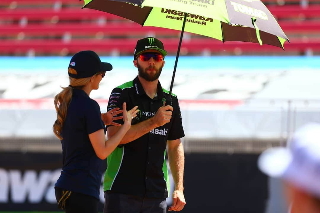 Racer X Onlineさんのインスタグラム写真 - (Racer X OnlineInstagram)「With track walk and rider's meeting finished up here in Vegas, bikes will hit the track in about an hour for the final round of @supercrosslive.  #DropTheGate  #SupercrossLIVE  #Supercross 📸@kardyphoto」5月5日 3時25分 - racerxonline