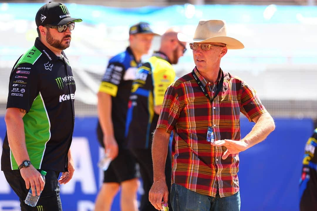 Racer X Onlineさんのインスタグラム写真 - (Racer X OnlineInstagram)「With track walk and rider's meeting finished up here in Vegas, bikes will hit the track in about an hour for the final round of @supercrosslive.  #DropTheGate  #SupercrossLIVE  #Supercross 📸@kardyphoto」5月5日 3時25分 - racerxonline