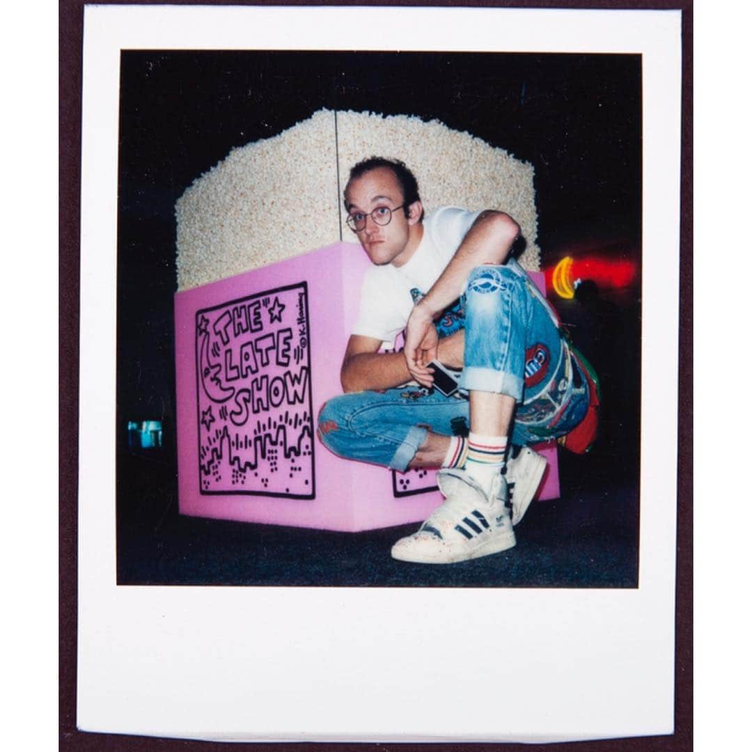 テート・ギャラリーさんのインスタグラム写真 - (テート・ギャラリーInstagram)「Keith Haring’s career was short but spectacular. 'I know my days are numbered. This is why my activities and projects are so important now. I’m sure that what will live on after I die is important enough to make sacrifices of my time. Work is all I have and art is more important than life’ - Keith Haring, 1987 ⠀⠀⠀⠀⠀⠀⠀ With the artist's major exhibition coming up at @tateliverpool, we teamed up with WePresent to learn more about #KeithHaring, his tireless work to raise awareness of the Aids crisis and his firm belief in the power of people to change the world. Read the full article by clicking the link in today’s bio.  Tokyo, July 21, 1986, Keith Haring Foundation」5月5日 3時25分 - tate