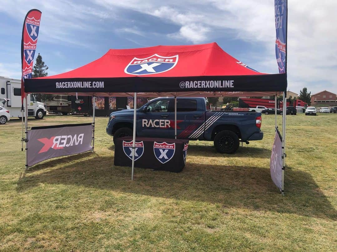 Racer X Onlineさんのインスタグラム写真 - (Racer X OnlineInstagram)「Coming to Vegas? Visit our booth to subscribe or renew and get a free $10 @rmatvmc gift card! You can also register—for FREE—to win a 2019 @yamahamotorusa YZ450F.」5月5日 3時39分 - racerxonline