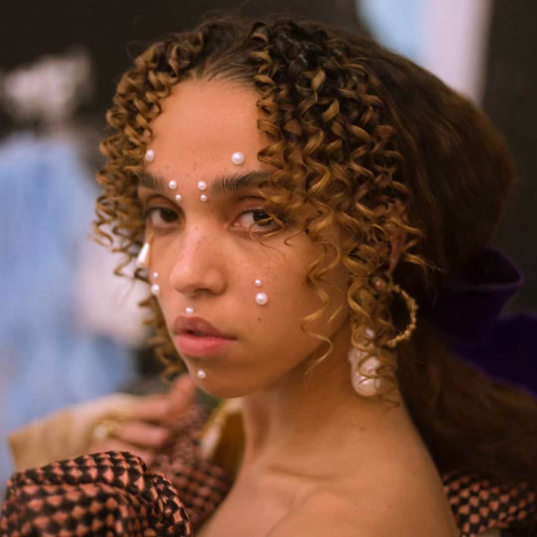 FKAツイッグスさんのインスタグラム写真 - (FKAツイッグスInstagram)「mother of pearls」5月5日 3時35分 - fkatwigs