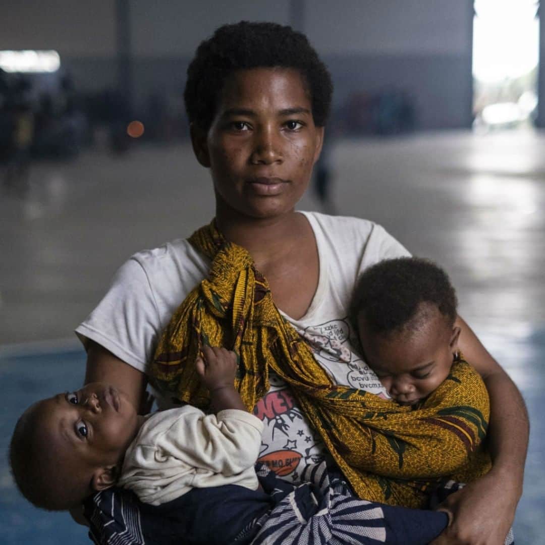 unicefさんのインスタグラム写真 - (unicefInstagram)「Anabele holds her 11-month-old twins Marcia and Marcela at a sports centre being used for people who’ve lost their homes in Pemba.  #CycloneKenneth has caused destruction in Mozambique just 6 weeks after #CycloneIdai tore through the region. We’re on the ground supporting children and their families. © UNICEF/UN0306859/De Wet」5月5日 3時45分 - unicef