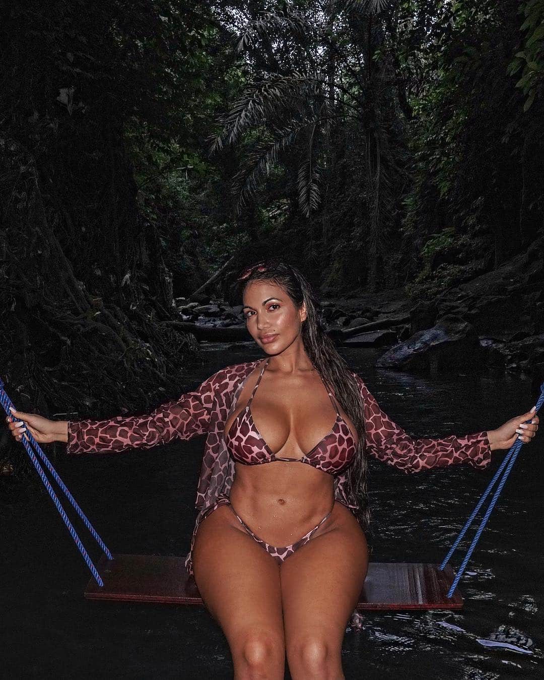 Aylen Aのインスタグラム：「Only in Bali you can find a swing over the water at night in the middle of the jungle 😁  _ Bikini by @iconswim 👙」
