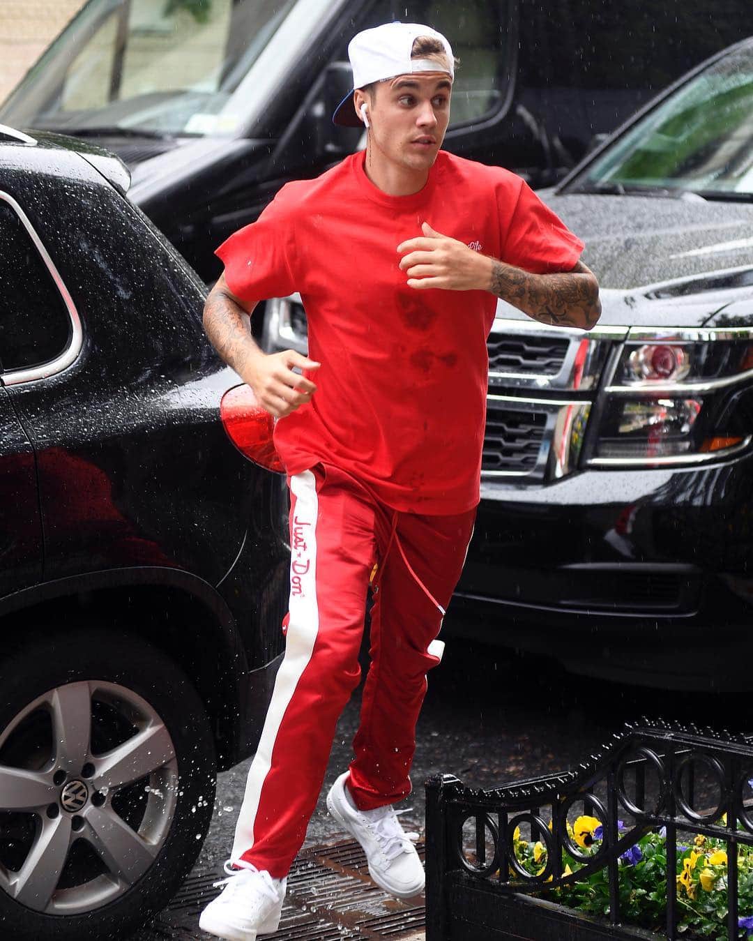 Just Jaredさんのインスタグラム写真 - (Just JaredInstagram)「@justinbieber runs through the rain to pick up a to-go order. #JustinBieber Photos: SplashNews」5月5日 3時53分 - justjared
