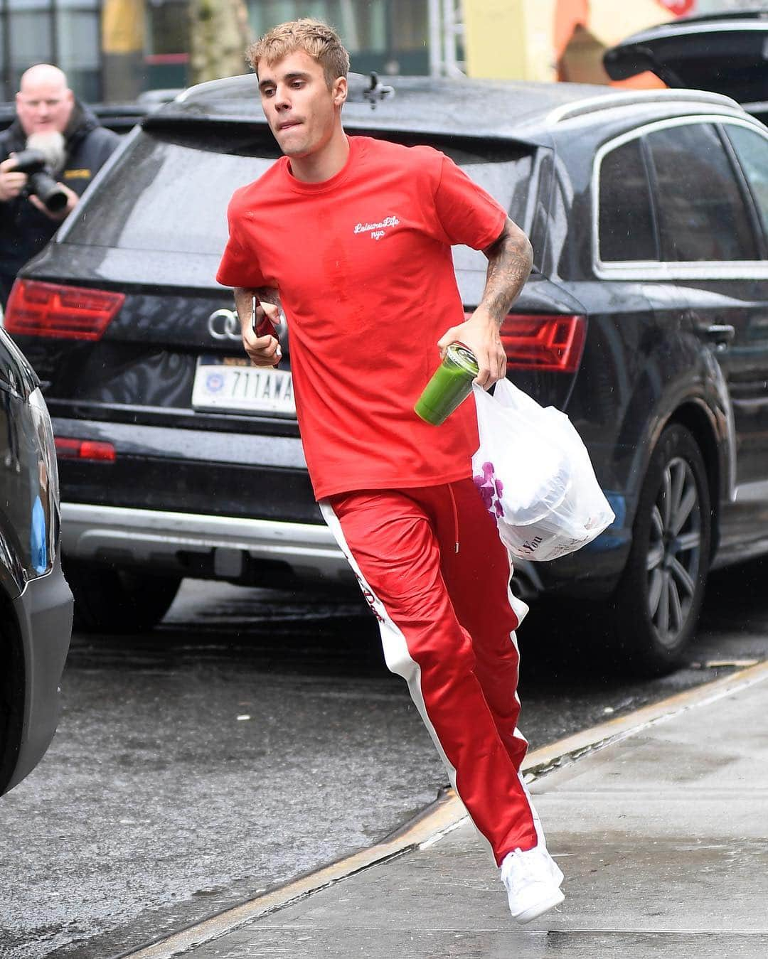 Just Jaredさんのインスタグラム写真 - (Just JaredInstagram)「@justinbieber runs through the rain to pick up a to-go order. #JustinBieber Photos: SplashNews」5月5日 3時53分 - justjared