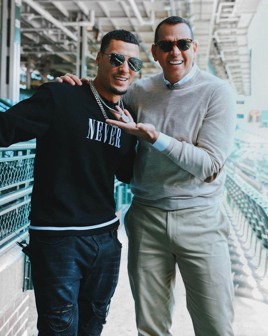 アレックス・ロドリゲスさんのインスタグラム写真 - (アレックス・ロドリゲスInstagram)「Great catching up with @javy23baez at Wrigley! He has more bling than @50cent! 💎 ⚾️」5月5日 3時54分 - arod