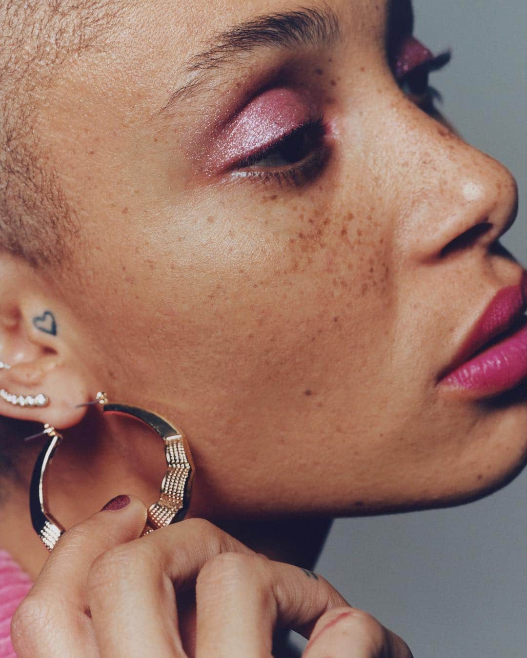 Revlonさんのインスタグラム写真 - (RevlonInstagram)「“I promise to give the unheard a voice whenever I can.” . Unapologetically herself, @adwoaaboah is an advocate for those who suffer from mental illness all over the world. 🌎  This #MentalHealthAwareness month, join (and continue) the conversation 💬💗 . Photography by @thurstanredding  #RevlonxGurlsTalk」5月5日 4時03分 - revlon
