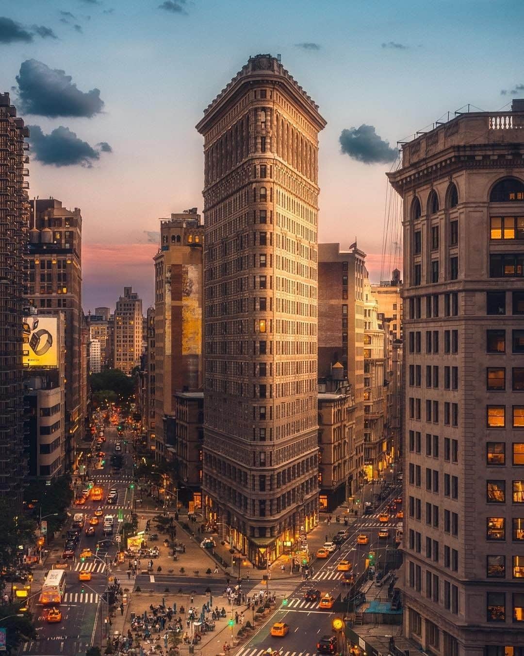 Travel + Leisureさんのインスタグラム写真 - (Travel + LeisureInstagram)「New York in the spring is just magic ✨ Find out which NYC neighborhood you should stay in on your next trip — link in bio! #tlpicks courtesy of @bartblachnio」5月5日 4時07分 - travelandleisure