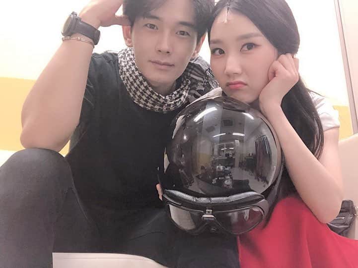 オン・ジュワンのインスタグラム：「#그날들#최서연#막공 둘다 막공인줄 모르고 공연을 해버려서 공연없는 다음날 극장 놀러 가서 #최그녀 와 사진찍기. 진희누나랑도 막공😳 뭐 이리 줄줄이 끝나😭 이렇게 #최서연 과 공연이 끝난줄알았다... 다음편에 계속...🤔」
