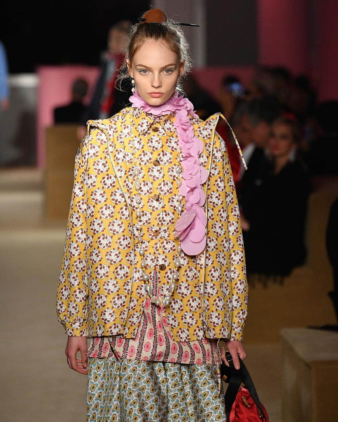 Fashion Weekさんのインスタグラム写真 - (Fashion WeekInstagram)「On the runway at @prada's Cruise 2020 show, #MiucciaPrada kept it lowkey with stripes, check patterns, and florals evoking a chic and simply '70s vibe. 👈 See #GigiHadid, #KaiaGerber, and more walk the #Prada runway in New York City. Photography by @gettyimages」5月5日 4時11分 - fashionweek