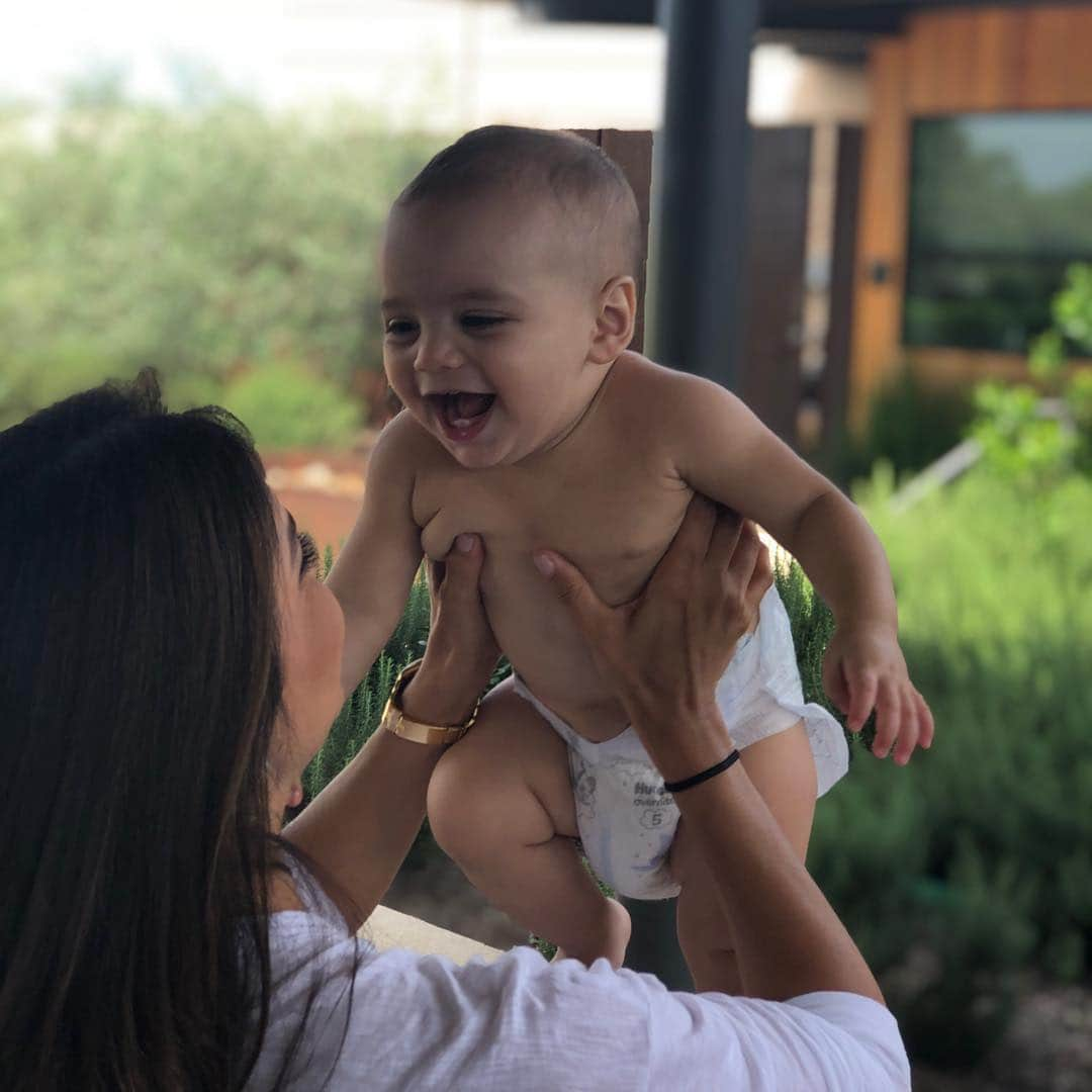 Despierta Americaさんのインスタグラム写真 - (Despierta AmericaInstagram)「La sonrisa de baby Santi para alegrar tu día. 👶🏻😊 #Repost @evalongoria ・・・ Ma’ boy! #HappySaturday 👶🏻」5月5日 4時19分 - despiertamerica