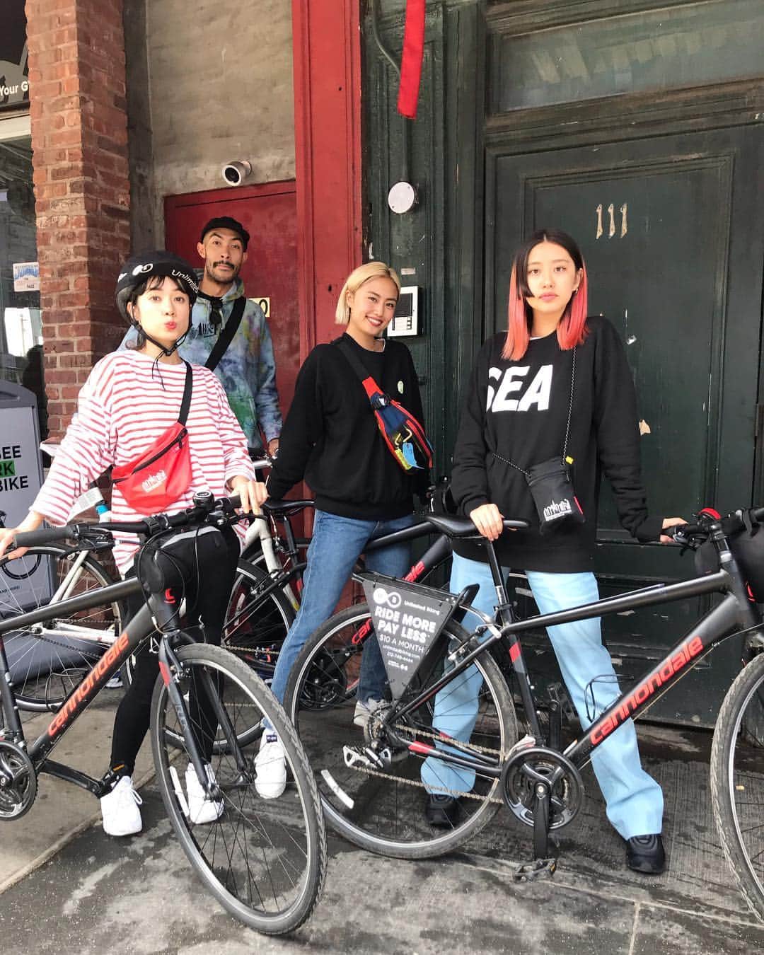 VOGUE GIRL JAPANさんのインスタグラム写真 - (VOGUE GIRL JAPANInstagram)「NYCを自転車で走るバイクツアーにみんなで参戦‼️ 明日乗る自転車でテストドライブ🚴‍♀️💨 #BikeNYC #ManhattanPortage #NYC」5月5日 4時33分 - voguegirljapan