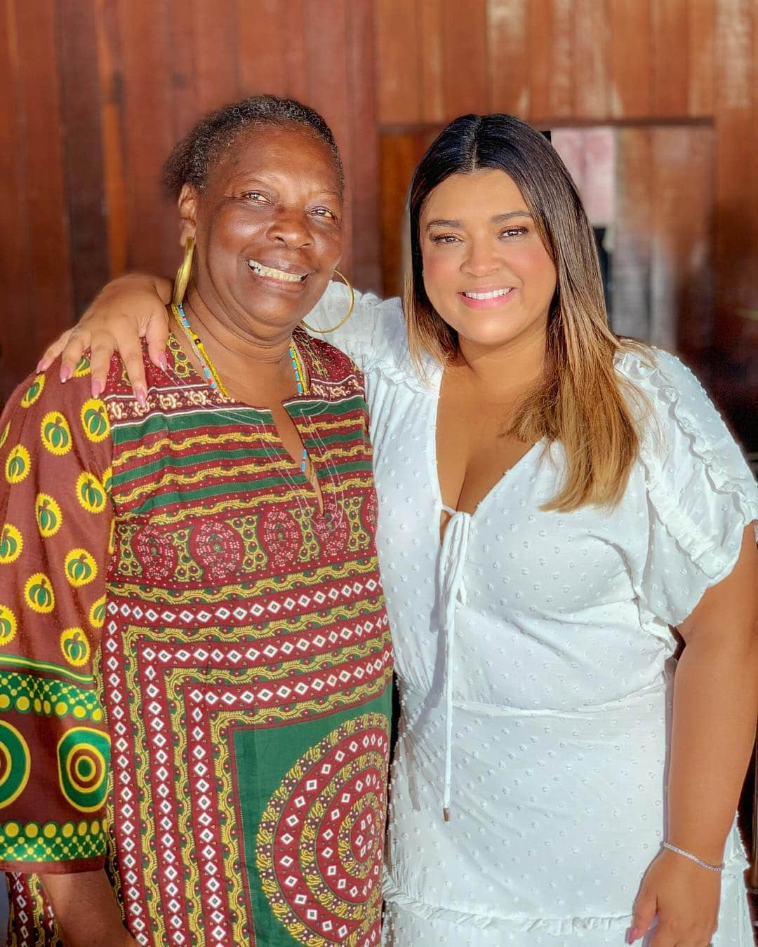 Preta Gilさんのインスタグラム写真 - (Preta GilInstagram)「Na minha passagem por Salvador também pude comemorar os 70 anos da minha amada madrinha de consagração @anacelia359 !!!! Te amo ❤️ obrigada por tanto que você já fez por nós nessa vida obrigada pelo seu amor !!! Parabéns , muita saúde e mais e mais luz na sua vida !!! @restaurantezanzibar」5月5日 4時33分 - pretagil