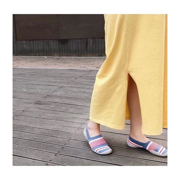 コレジアンのインスタグラム：「Are there better summer shoes than flat espadrilles? These light shoes are stylish and have a coastal European flare. 👌😍 . At Collégien we have developed the summer version of our slippers: espadrilles with the original Collégien breathable, ergonomic sole. Perfect for men, women and children! As a bonus, they are easy to pack! They are great for your upcoming escapades and travel adventures! 💫 . 🇫🇷 LA SAISON DES ESPADRILLES EST OUVERTE ! 🤩 L’espadrille est une icône mode, intemporelle et incontournable ! Chez Collégien, nos stylistes ont développé la version estivale du chausson, l’espadrille, pour enfin porter un regard nouveau sur la fonction du chausson, un modèle qui devient tendance et raffiné et qui s’adresse à toute la famille ! Homme, femme et enfants peuvent porter nos modèles ! Des couleurs variées pour tous les goûts que nous avons associées au confort habituel de vos chaussons préférés ! 👍 . Optez vous aussi pour une paire d’espadrille pour un look chic et trendy ! Vivement l’été en ESPADRILLES ! 👌🤩 . #collegien #springsoon #slippers #babbucce #hausschuhe #espadrilles #wanted #newin #new #fashionespadrilles #amazing #trendy #инстамама #мамам #momlife」