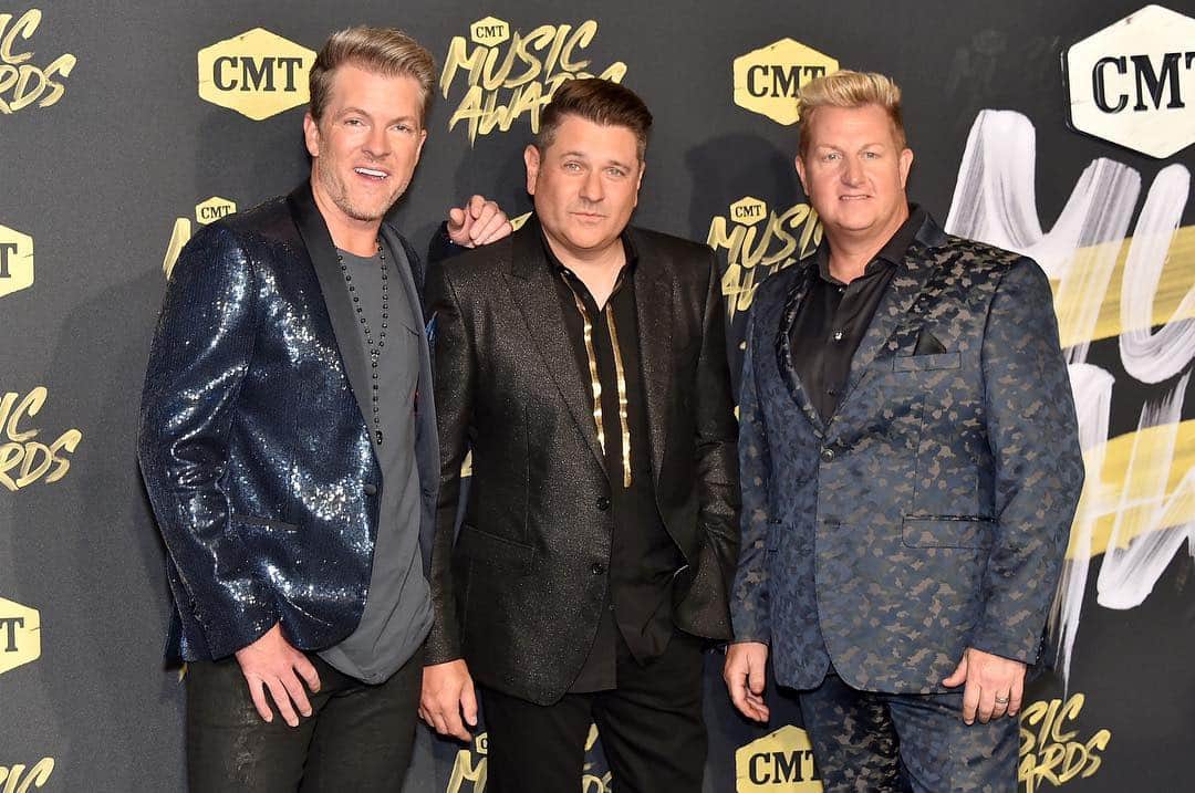 E! Onlineさんのインスタグラム写真 - (E! OnlineInstagram)「Rascal Flatts artist Jay DeMarcus is opening up about putting his daughter up for adoption with his then-girlfriend of one month who wanted "nothing to do” with him. Link in bio. (📷: Getty Images)」5月5日 4時33分 - enews