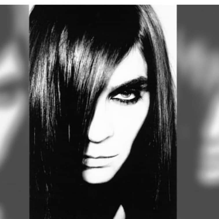 カリーヌ・ロワトフェルドのインスタグラム：「7 cities, 7 lovers 🖤 discover them,158 Mercer street,  tomorrow !  @carineroitfeldparis , photo by Karl Lagerfeld 🖤」