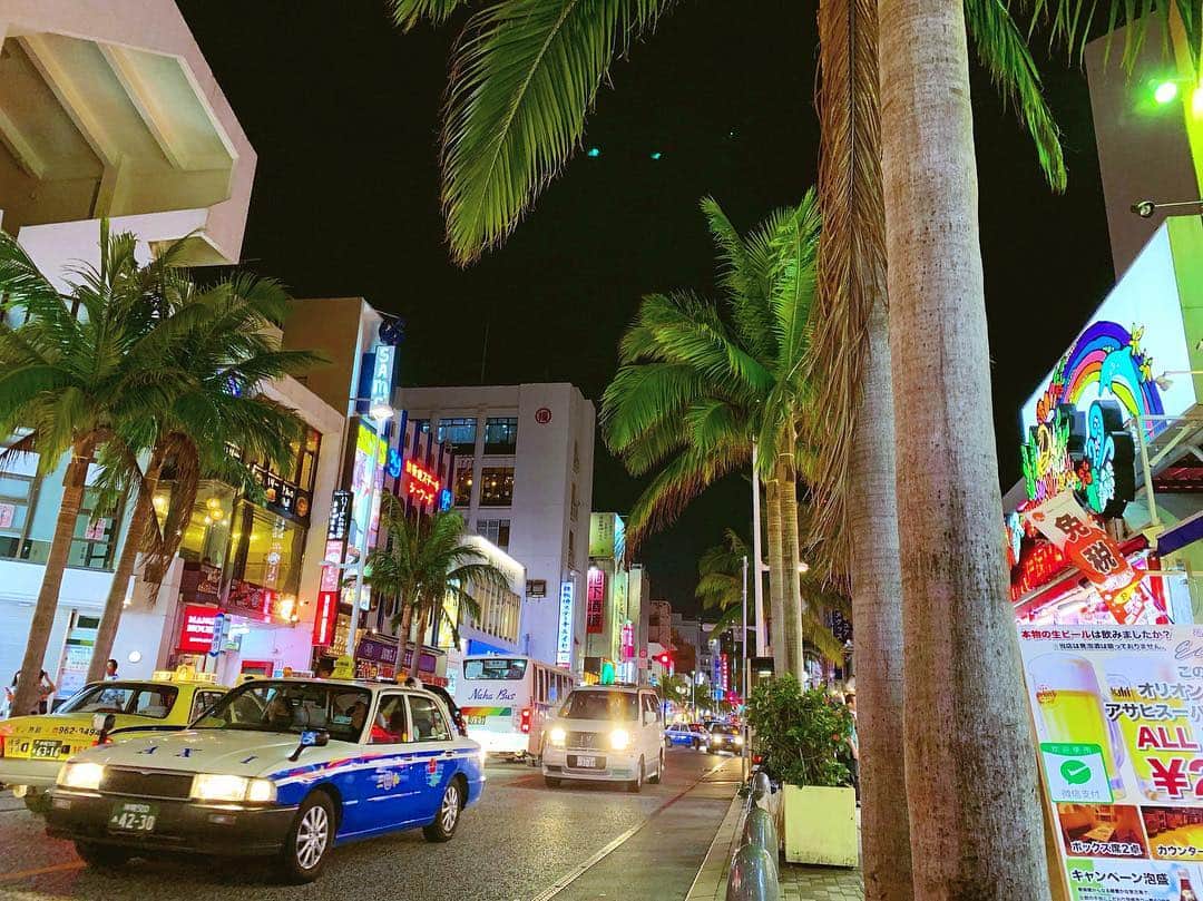 YOICHIのインスタグラム：「#国際通り #沖縄の夜 #沖縄 #ゴールデンウィーク #gw #okinawa #ヤシの木 #肌寒い」