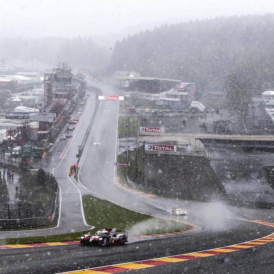 フェルナンド・アロンソさんのインスタグラム写真 - (フェルナンド・アロンソInstagram)「Woww!! 🏆 Victoria en las 6h de Spa @fiawec_official en una carrera con sol, lluvia y nieve!!!! Gracias al equipo y a mis compañeros que han hecho un trabajo perfecto! #kazuki @sebastien_buemi @toyotamotorsportgmbh #spa #toyota #wec」5月5日 4時38分 - fernandoalo_oficial