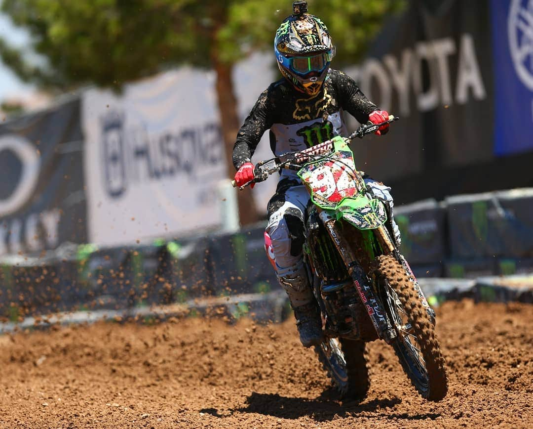 Racer X Onlineさんのインスタグラム写真 - (Racer X OnlineInstagram)「Free practice is complete in Vegas and, to absolutely no one's surprise, it's hot and dry out here. Swipe to see a few shots of the action.  #DropTheGate  #SupercrossLIVE  #Supercross 📸@kardyphoto」5月5日 4時54分 - racerxonline