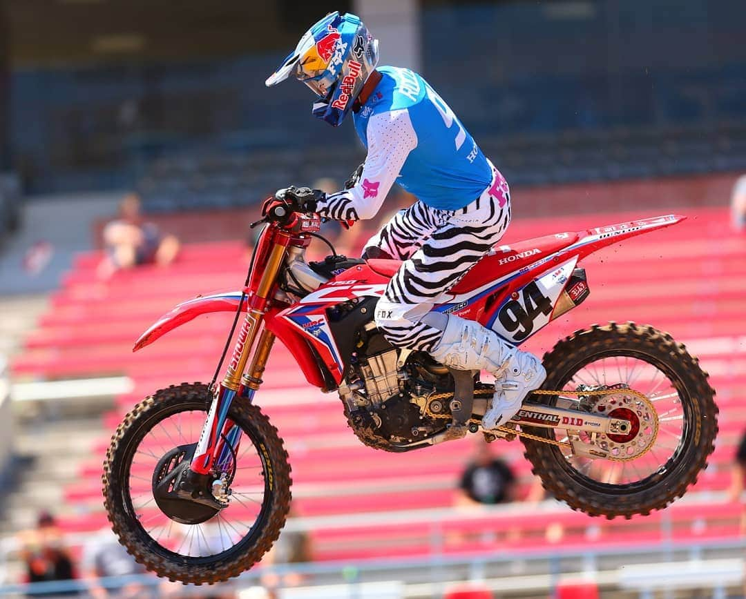 Racer X Onlineさんのインスタグラム写真 - (Racer X OnlineInstagram)「Free practice is complete in Vegas and, to absolutely no one's surprise, it's hot and dry out here. Swipe to see a few shots of the action.  #DropTheGate  #SupercrossLIVE  #Supercross 📸@kardyphoto」5月5日 4時54分 - racerxonline