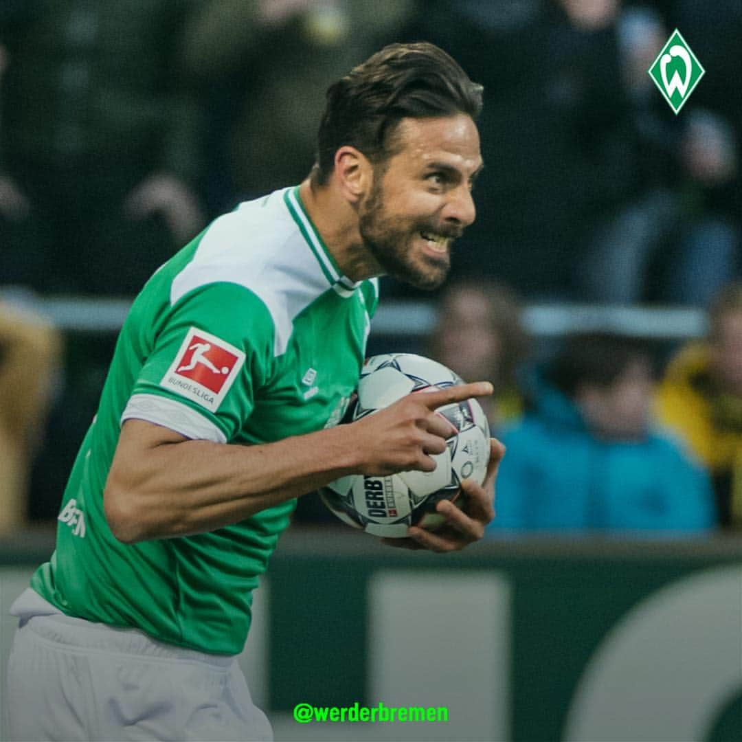 ヴェルダー・ブレーメンさんのインスタグラム写真 - (ヴェルダー・ブレーメンInstagram)「Mein Wohnzimmer, meine Regeln. - 🐐 _______ #werder #bremen #svw #svwbvb #Bundesliga #Heimspiel #Osterdeich #Pizarro #Legende #GOAT #nordphoto」5月5日 4時56分 - werderbremen