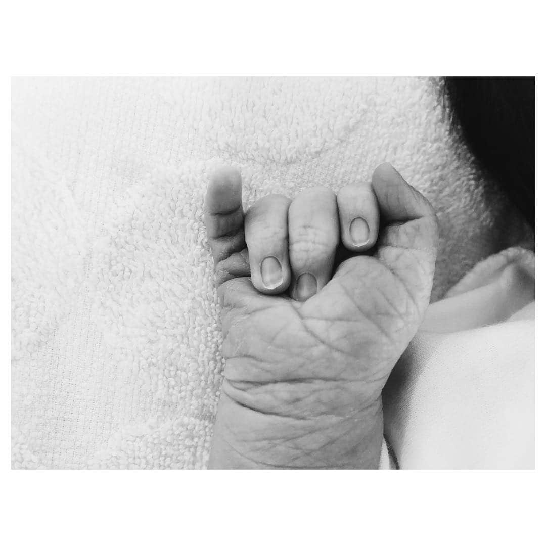 上原香代子のインスタグラム：「👶🏻🍼💕﻿ ﻿ 先日、我が家の次男となる元気な男の子を出産いたしました。﻿ ﻿ 今回はマイナートラブルも多くなかなか大変な妊婦生活でしたが、家族をはじめ周りの方々に助けてもらい何とか無事出産を終えられたことに感謝しています。﻿ 改めて、生命の誕生は奇跡だと感じました。﻿ ﻿ 次男もとても可愛いです。﻿ 長男が兄になった姿も頼もしく、これから兄弟の戯れをみるのが楽しみです。﻿ ﻿ 新メンバーを迎えてさらに賑やかに楽しくなった我が家。﻿ 母、頑張ります！﻿ #平成最後の大仕事」