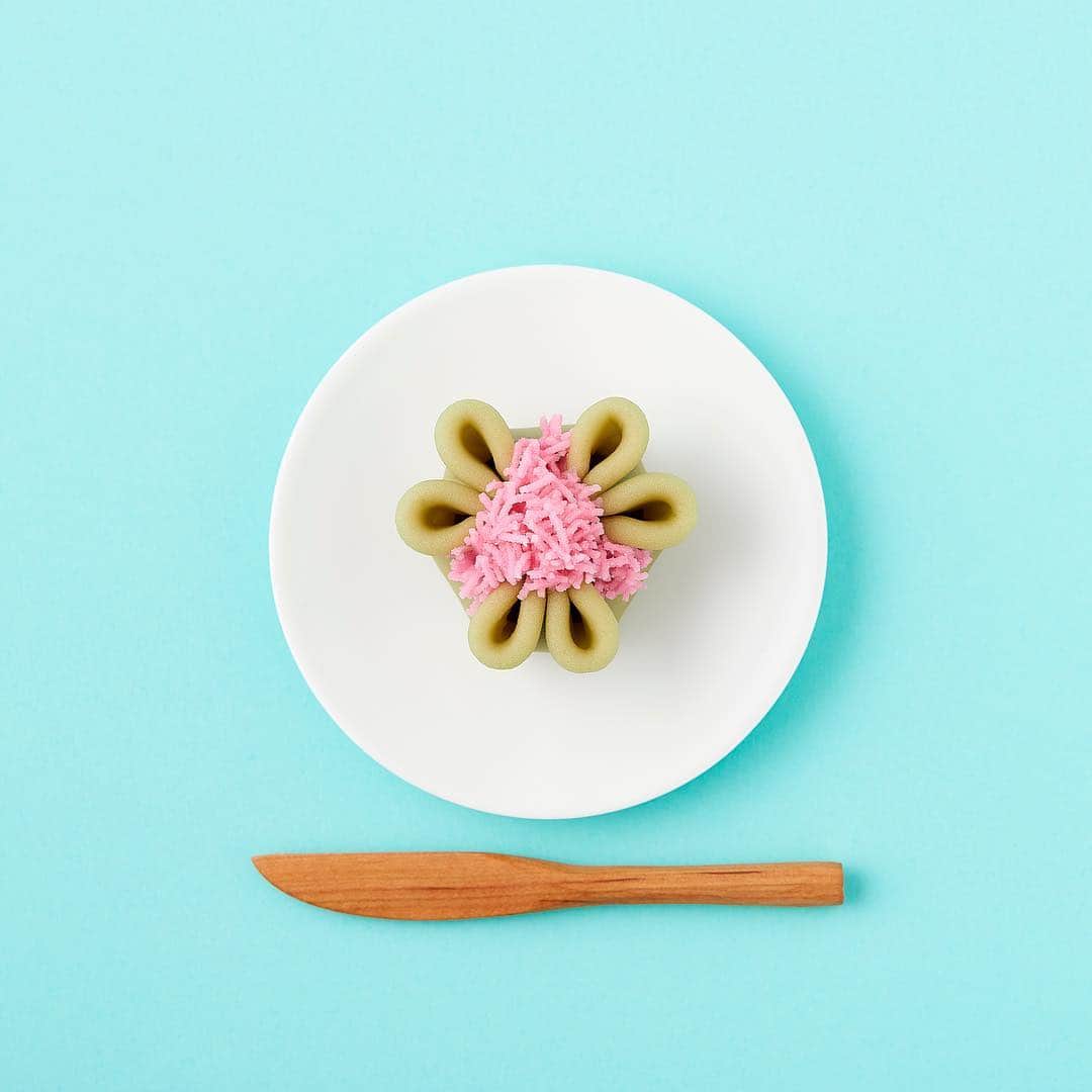 Hanako公式さんのインスタグラム写真 - (Hanako公式Instagram)「ゴールデンウィークは、#ポジティヴおこもり しましょ。﻿﻿ ﻿﻿ 今日は端午の節句。〈とらや〉の季節の草花をかたどった和菓子とともに、おやつタイムはいかがですか？﻿﻿ ﻿﻿ ☁️牡丹：羊羹製「花の王」﻿﻿ ﻿﻿ ☁️山吹：きんとん製「井出の里」﻿﻿ ﻿﻿ ☁️つつじ：羊羹製「岩根のつつじ」﻿﻿ ﻿﻿ ☁️あやめ：薯蕷製「菖蒲饅」﻿﻿ ﻿ みなさんのたのしいおこもりアイデアも「 #ポジティヴおこもり 」でおしえてください🥰﻿ ﻿﻿ 【Hanako_ひみつの鎌倉特集発売!!】﻿﻿ #Hanako #Hanako_magazine #Hanako30th #鎌倉 #kamakura  #和菓子好き #虎屋 #ポジティヴおこもり #ホームパーティー #部屋作り #一人暮らしインテリア #日々のこと #積ん読 #読書部  #パン好き #和菓子好き #おやつ部 #お茶好き #コーヒー好き #朝ごはんの記録  #喫茶店巡り #喫茶部 #カフェ部 #カフェ巡り #インスタ漫画 #映画部 #netflix #ネットフリックス #Photoby_NatsumiKakuto」5月5日 10時24分 - hanako_magazine