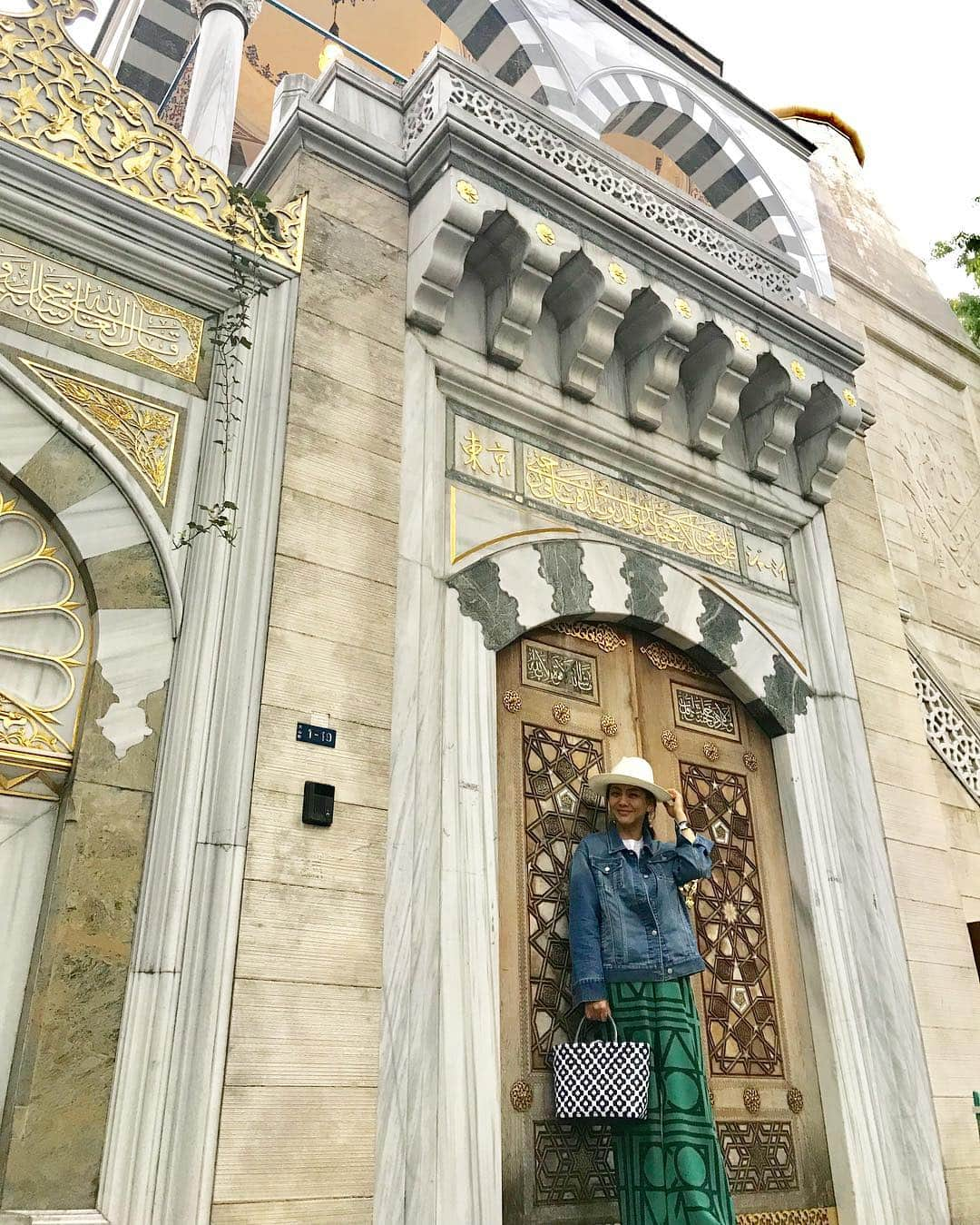 前田典子さんのインスタグラム写真 - (前田典子Instagram)「#モスク🕌  まるで#トルコ🇹🇷 #旅行気分 以前から前を通るたびに気になっていた  #東京ジャミー  に スカーフ巻き巻き🧕して 行ってきました #tokyocamii #mosque #美しい建築 #タイル」5月5日 10時28分 - maenorichang