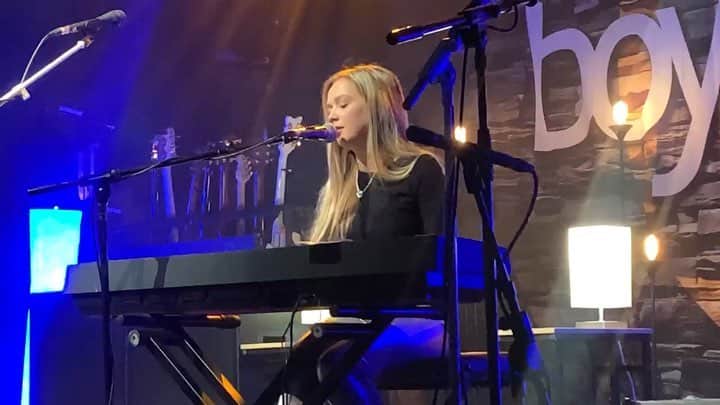 コニー・タルボットのインスタグラム：「Manchester❤️」