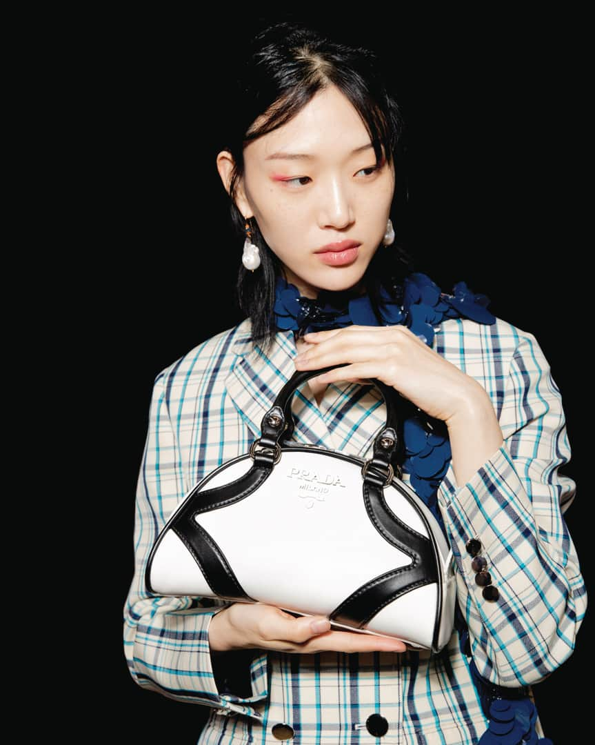 プラダさんのインスタグラム写真 - (プラダInstagram)「Revamped for #PradaResort20, the #PradaBowling bag is a 21st century classic that references an archival style first seen in the #PradaSS00 collection—“Sincere Chic”. Discover how to pre-order yours via link in bio until May 6th. #MiucciaPrada #PradaSeditiousSimplicity #Prada」5月5日 5時00分 - prada